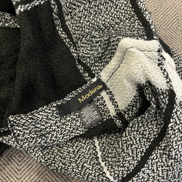NWOT Modena Black & White Plaid Scarf - Picture 3 of 3